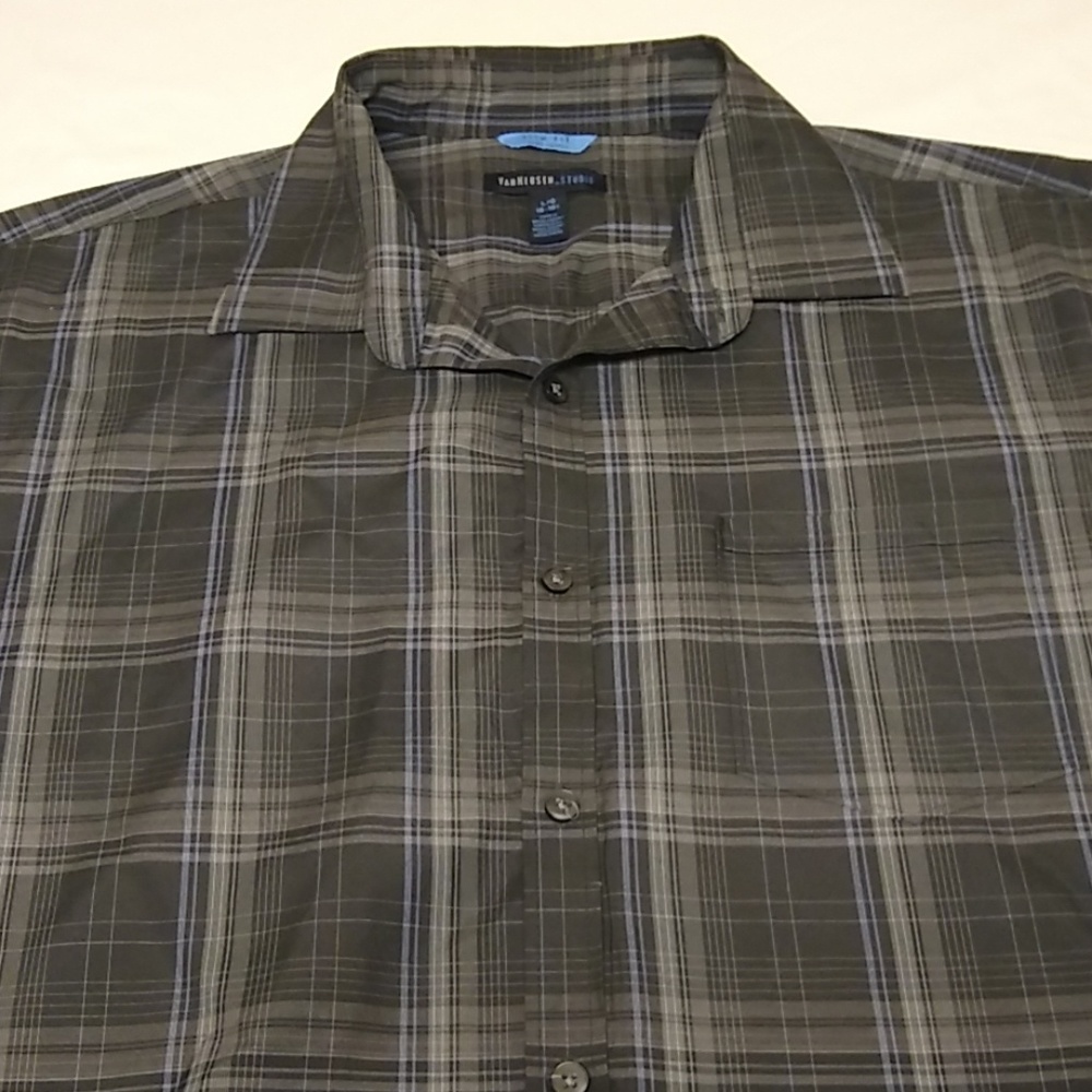 Men's short sleeves, button down casual shirt.